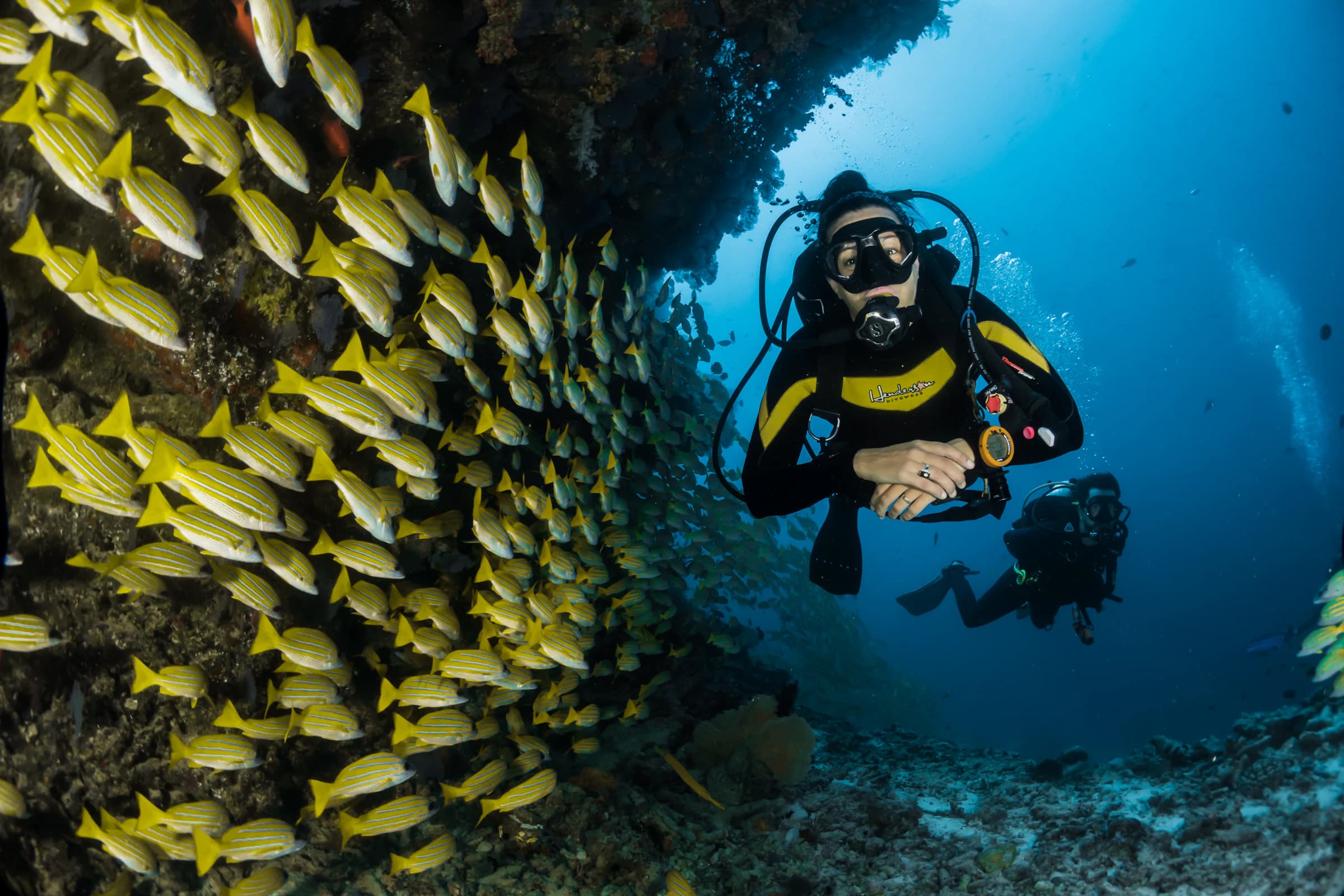 Subacqueo immerso nel blu profondo